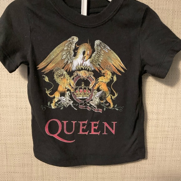 Que Black Graphic Kids Tee - Picture 2 of 4